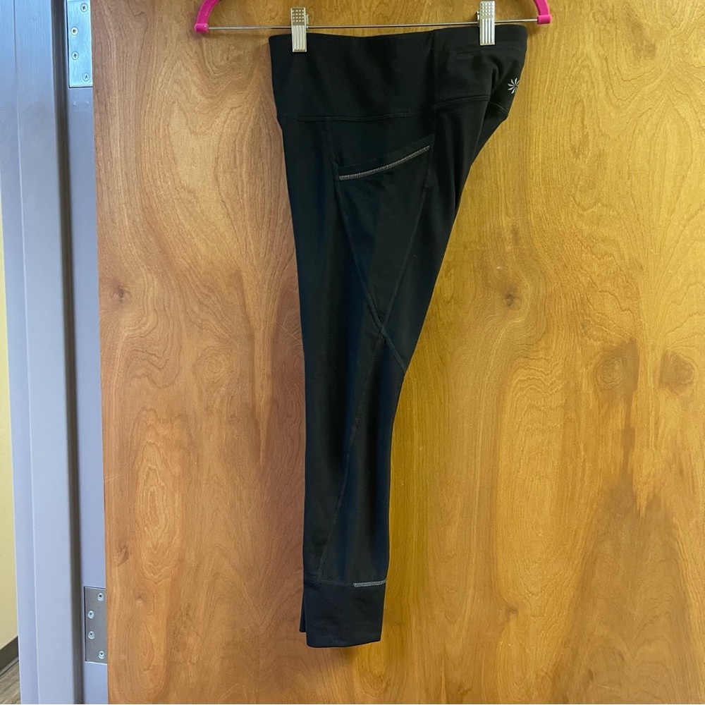 Athleta Relay Capri 2.0 Leggings Women XS Black Capri Side Pockets EUC - Picture 9 of 10